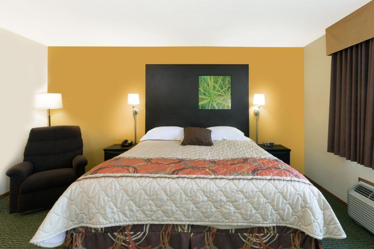 Queen Room - Non-Smoking at Super 8 by Wyndham Perry IA