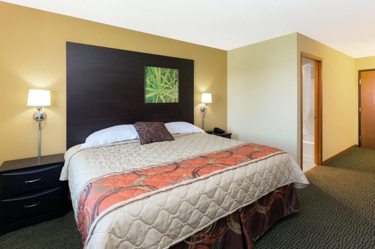 King Room - Non-Smoking at Super 8 by Wyndham Perry IA