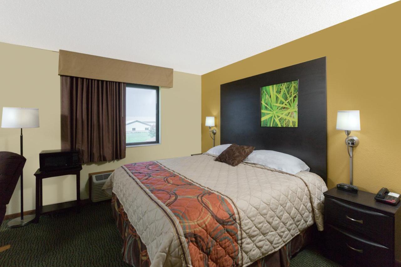 King Room - Non-Smoking at Super 8 by Wyndham Perry IA