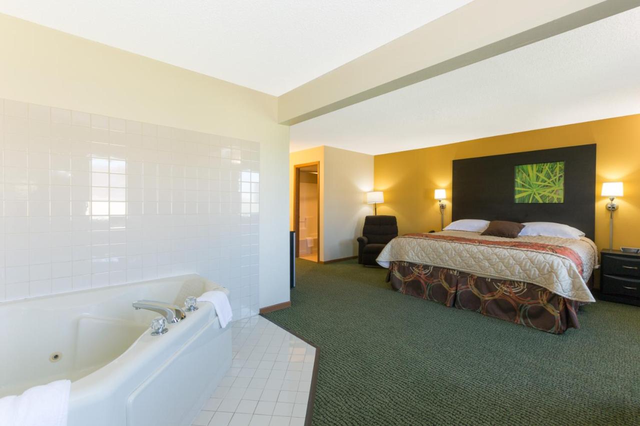 Deluxe King Studio Suite - Non-Smoking at Super 8 by Wyndham Perry IA