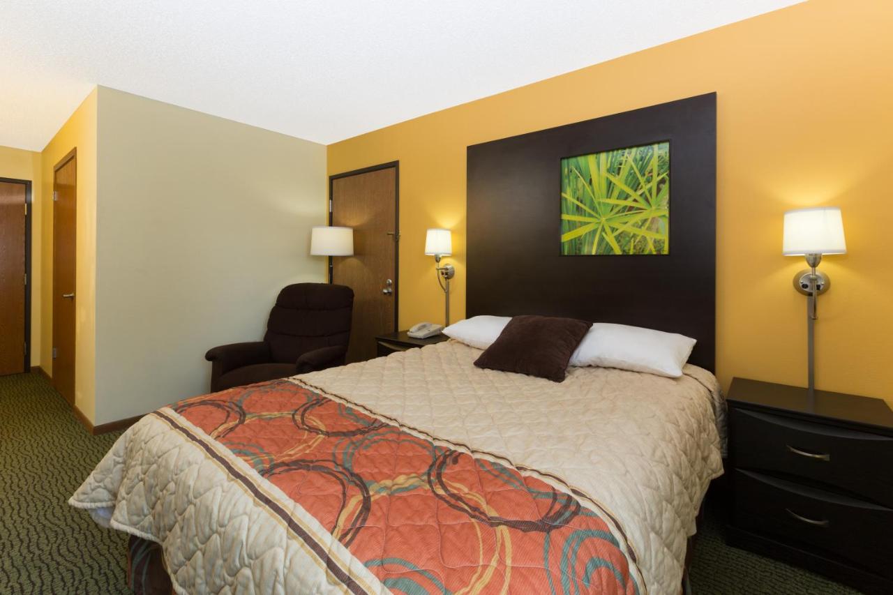 Queen Room - Non-Smoking at Super 8 by Wyndham Perry IA