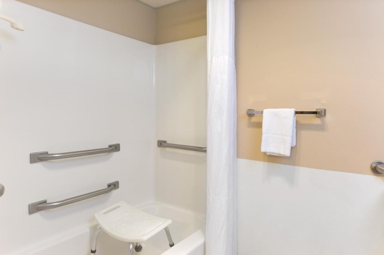 Queen Room - Mobility Access/Non-Smoking at Super 8 by Wyndham Perry IA