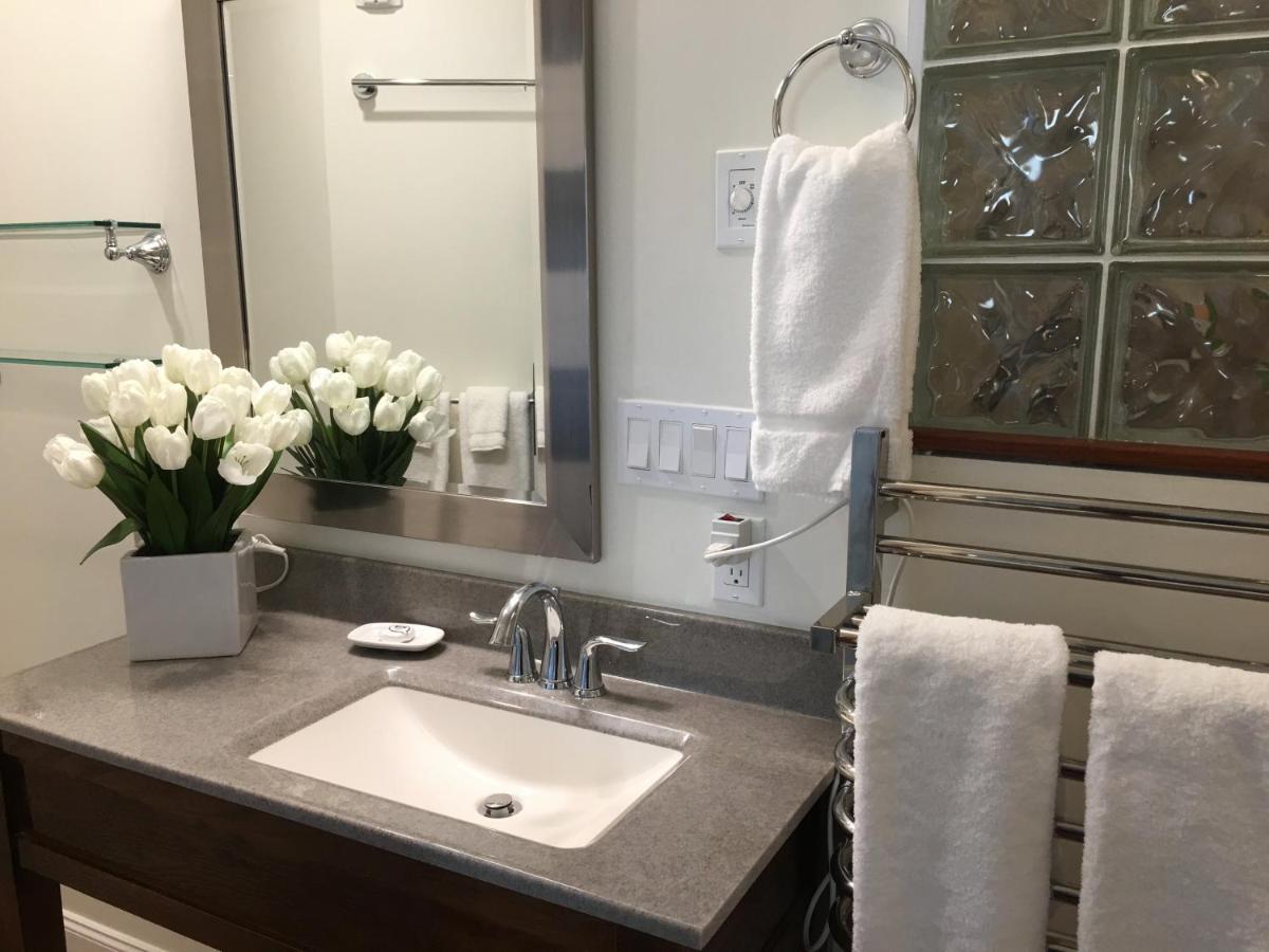 Deluxe Suite with Spa Bath at Camden Riverhouse Hotel