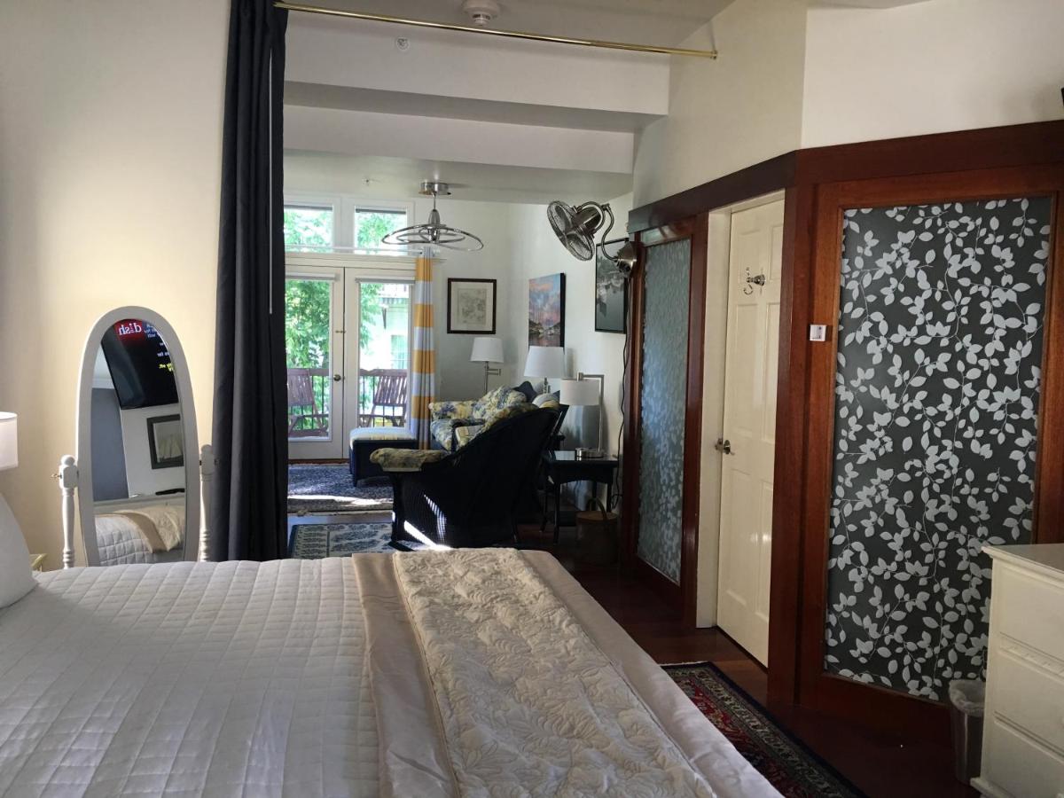 Deluxe Suite with Spa Bath at Camden Riverhouse Hotel