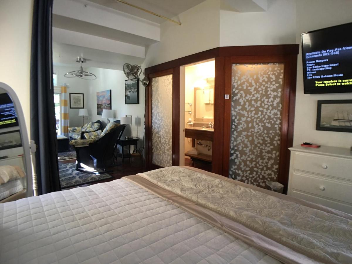 Deluxe Suite with Spa Bath at Camden Riverhouse Hotel