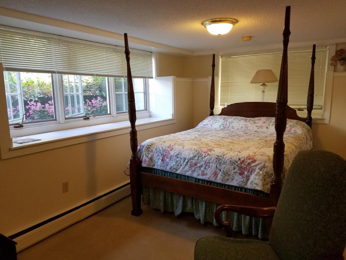 Deluxe Queen Room at 1860 House Inn and Vacation Rental Home