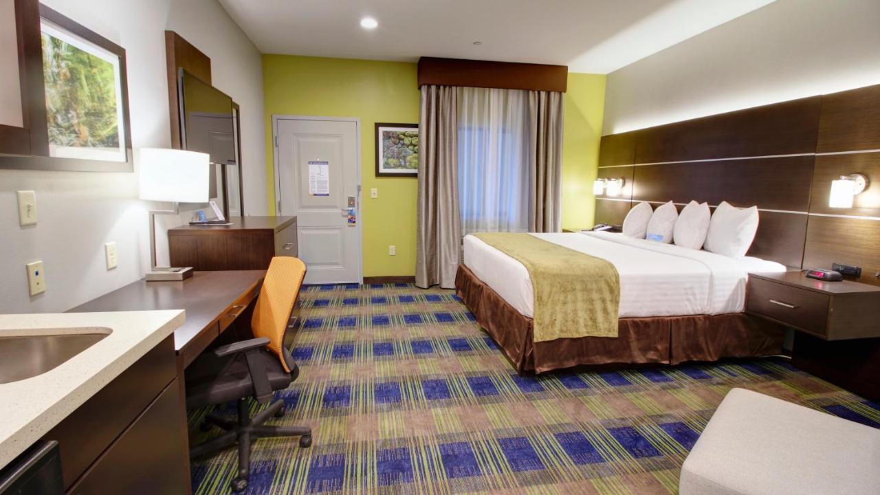 King Room at Days Inn & Suites by Wyndham Port Arthur