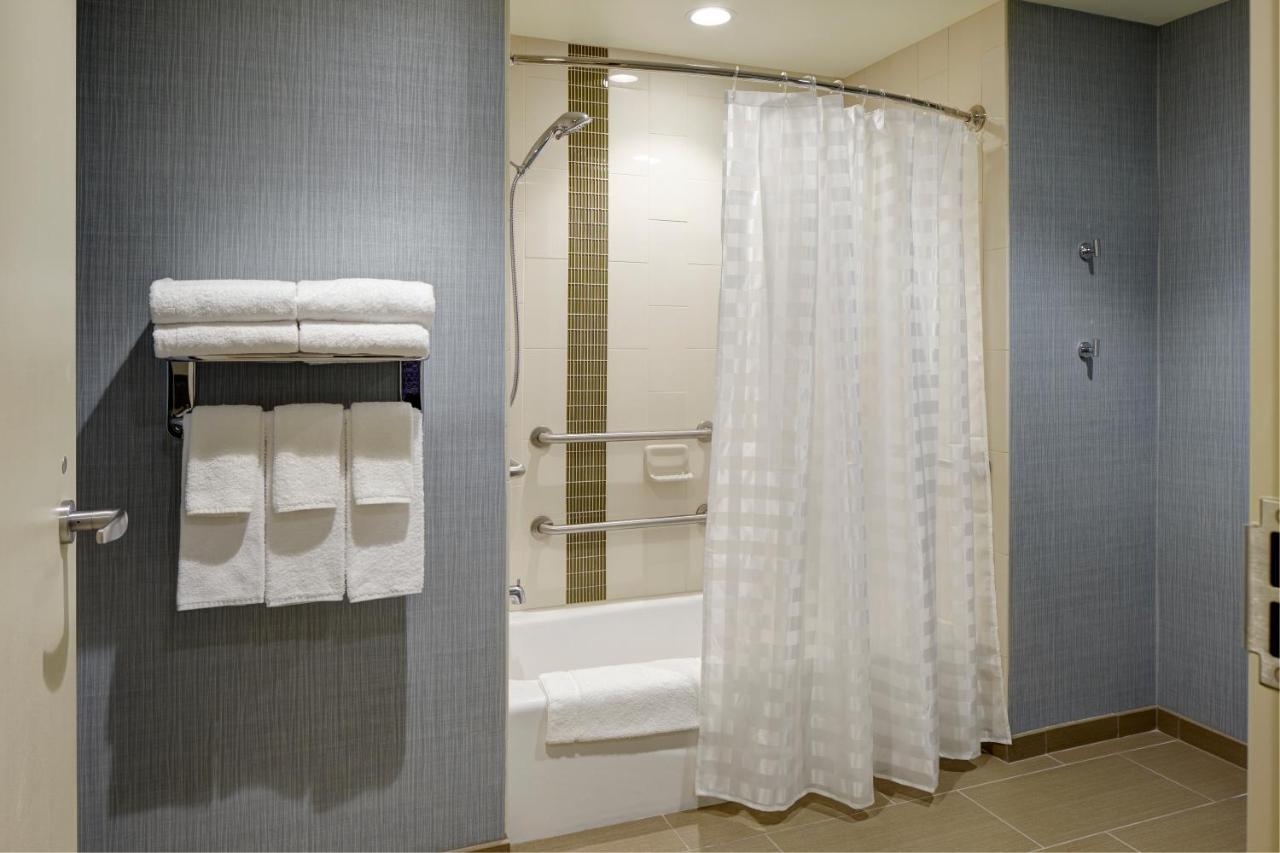Queen Room with Sofa Bed and Tub - Disability Access at Hyatt Place Madison / Verona