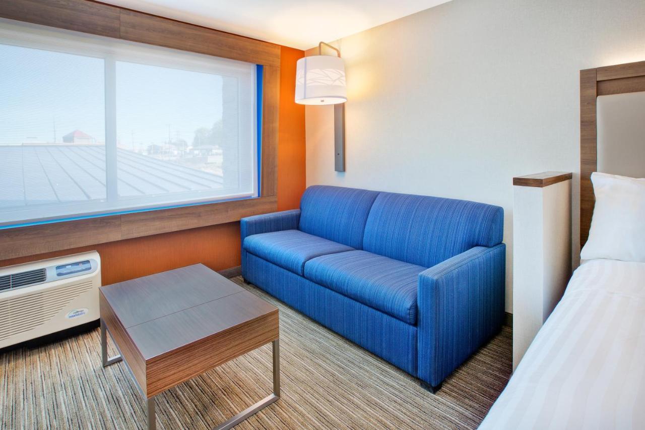 Deluxe Queen Suite - Disability Access Hearing Accessible at Holiday Inn Express & Suites New Castle by IHG