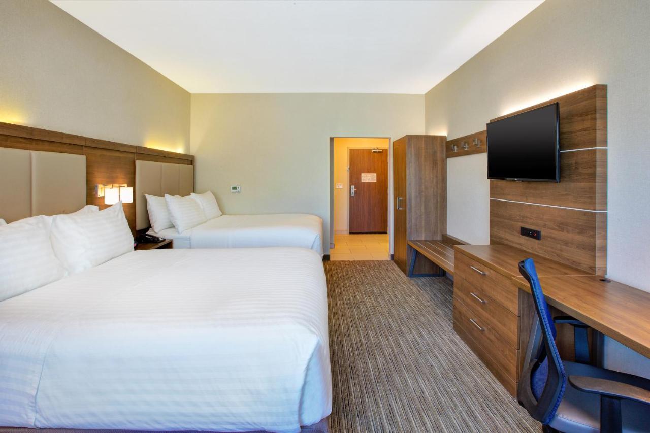Queen Room with Two Queen Beds - Disability Access at Holiday Inn Express & Suites New Castle by IHG