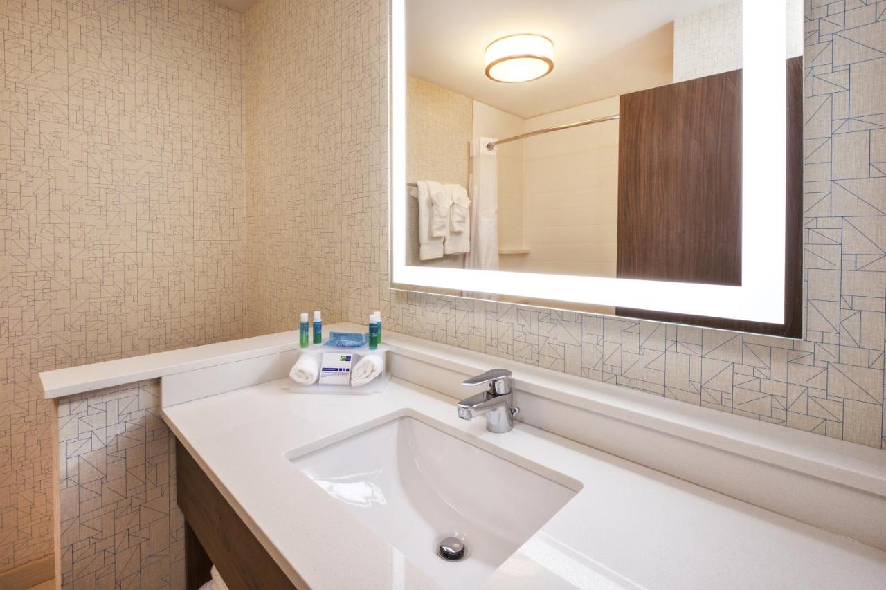 Queen Room with Two Queen Beds - Disability Access at Holiday Inn Express & Suites New Castle by IHG