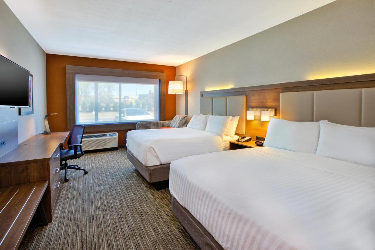 Queen Room with Two Queen Beds - Disability Access at Holiday Inn Express & Suites New Castle by IHG