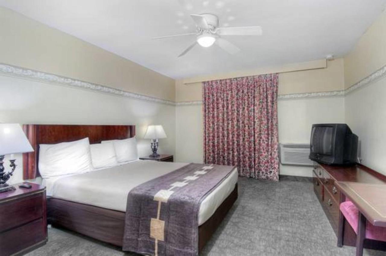 Queen Room at Shalimar Hotel of Las Vegas