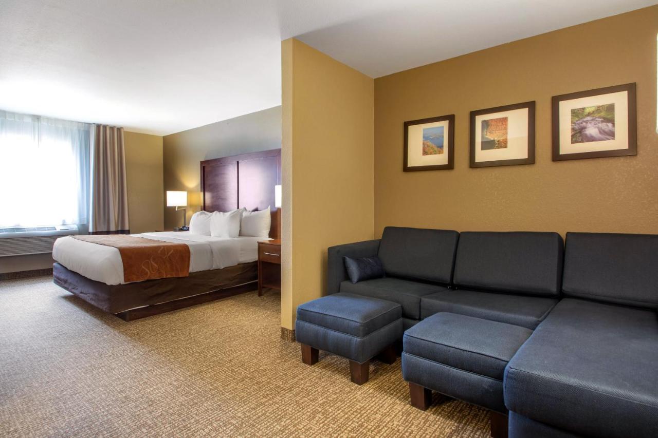 King Suite - Non-Smoking at Comfort Suites Johnson Creek Conference Center