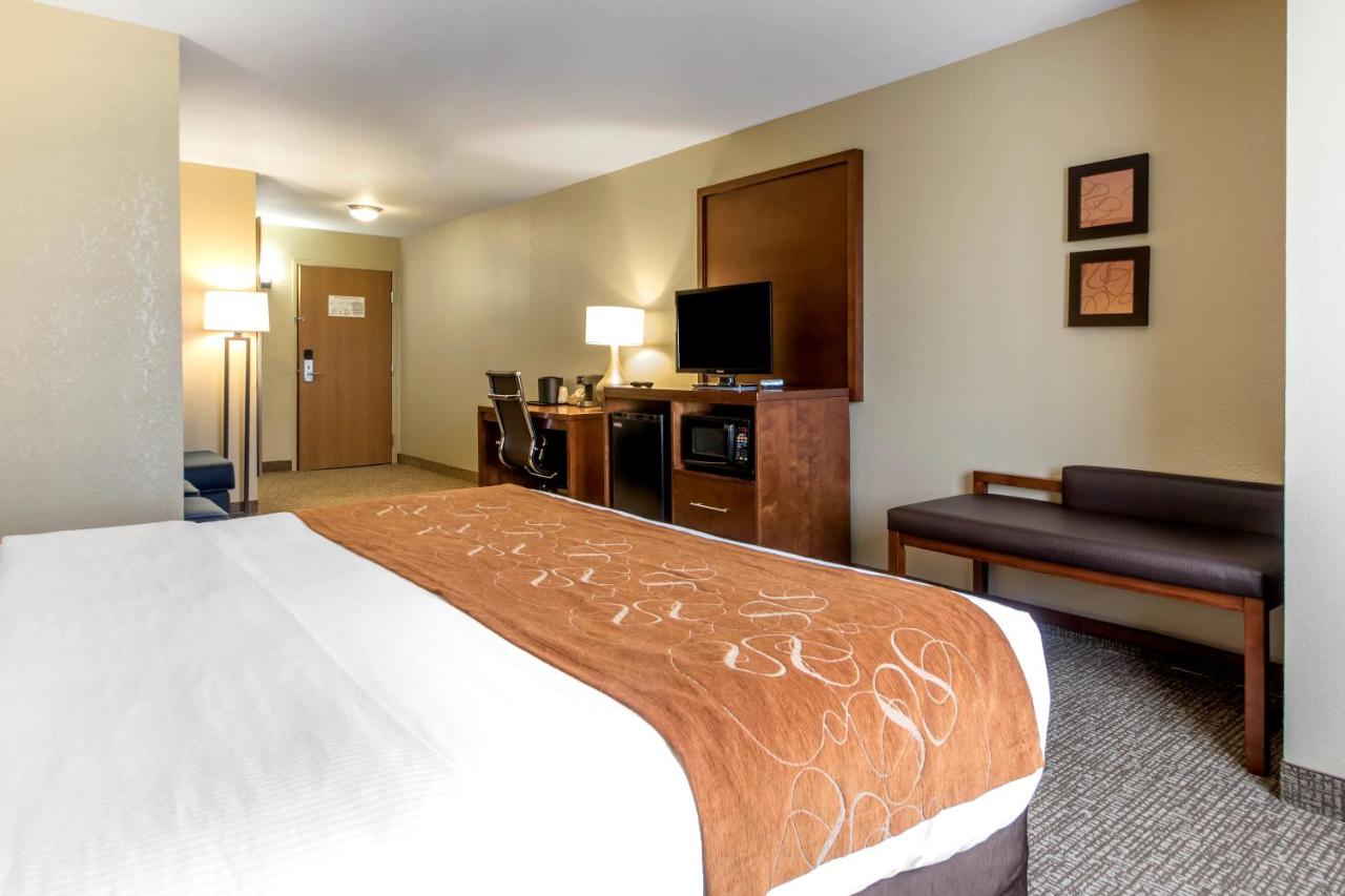 King Suite - Non-Smoking at Comfort Suites Johnson Creek Conference Center