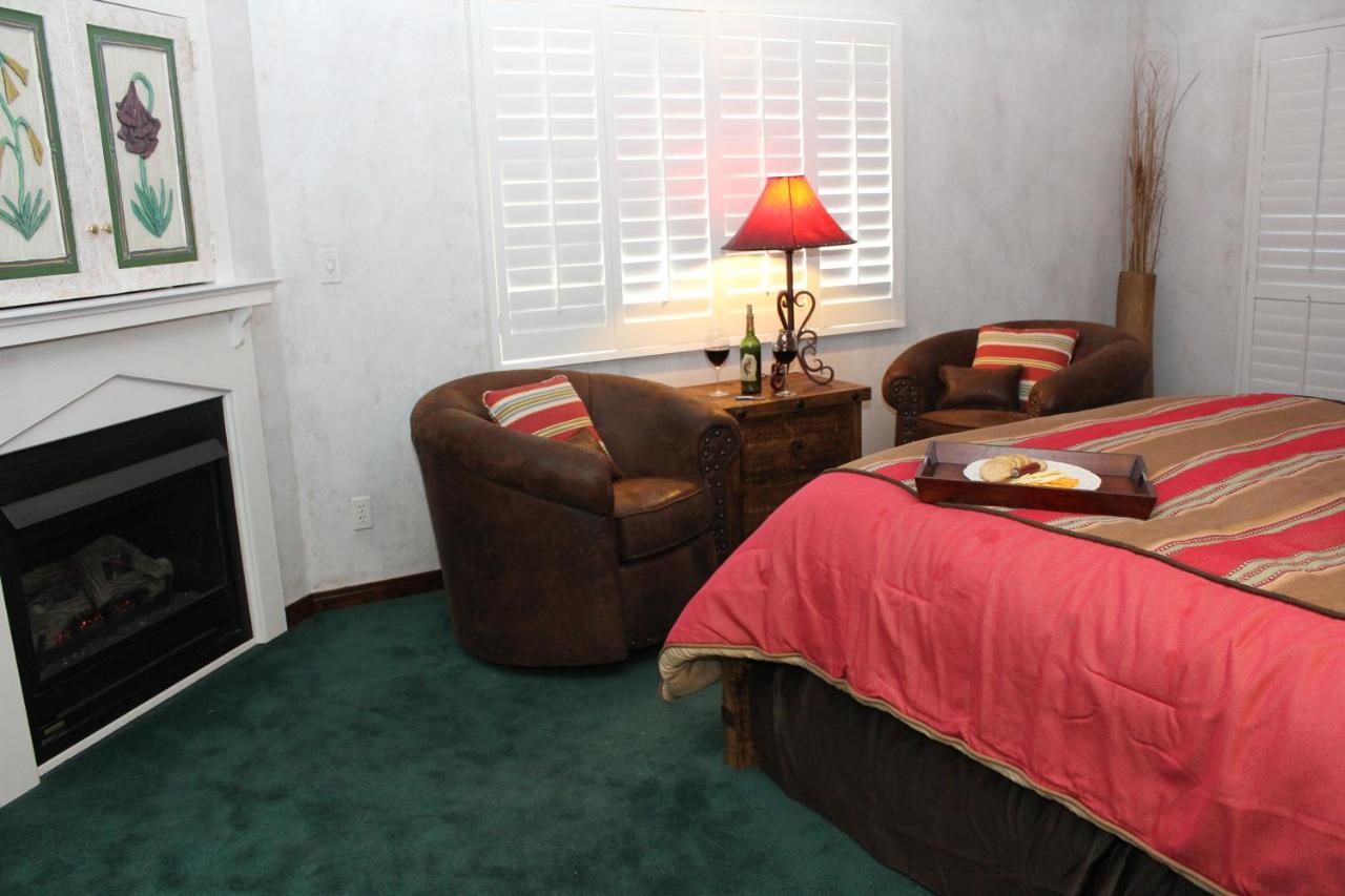 Deluxe Double Room with Balcony at Adobe Village Inn
