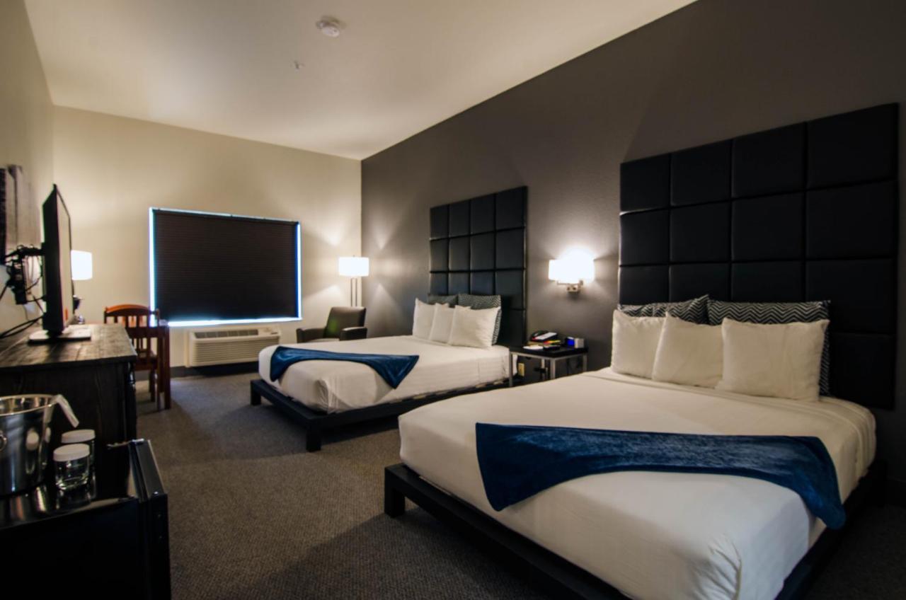 Standard Queen Room at Wood River Inn & Suites