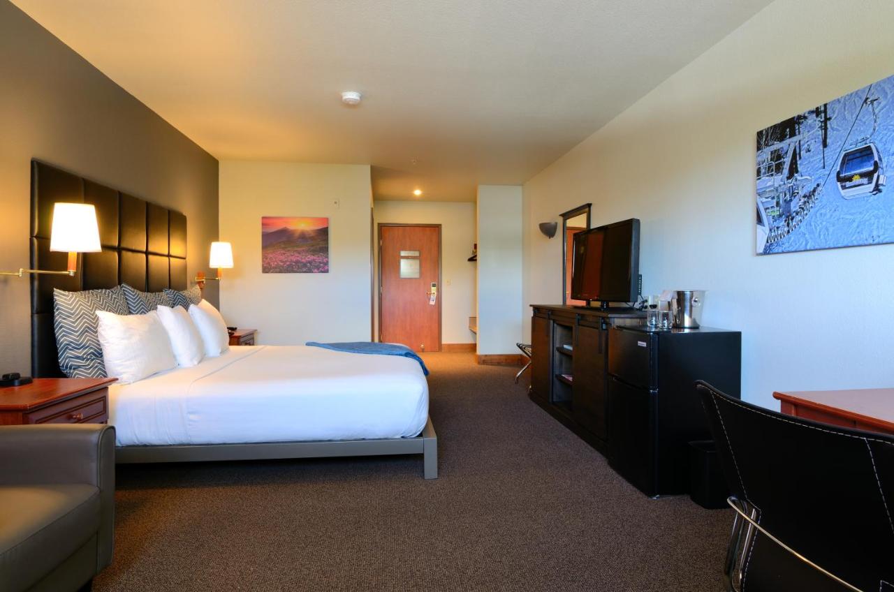 Standard King Room at Wood River Inn & Suites
