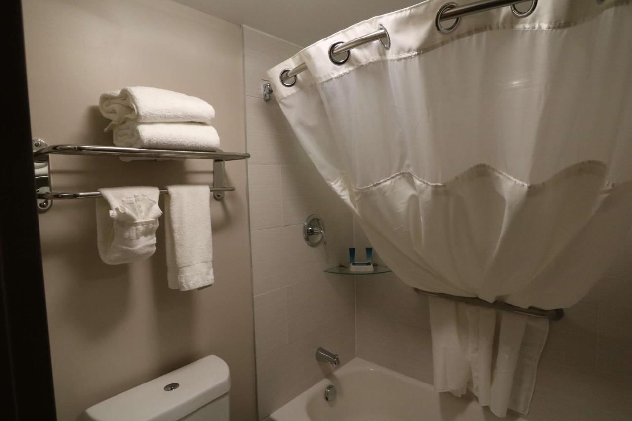 King Suite at Radisson Hotel Southfield-Detroit