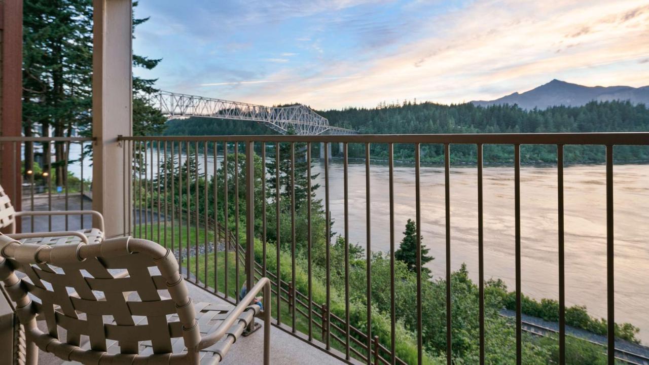 King Room with Balcony - River View - Non Smoking at Best Western Plus Columbia River Inn