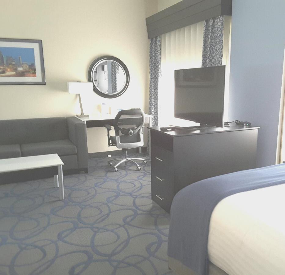  | Holiday Inn Express Hotel & Suites