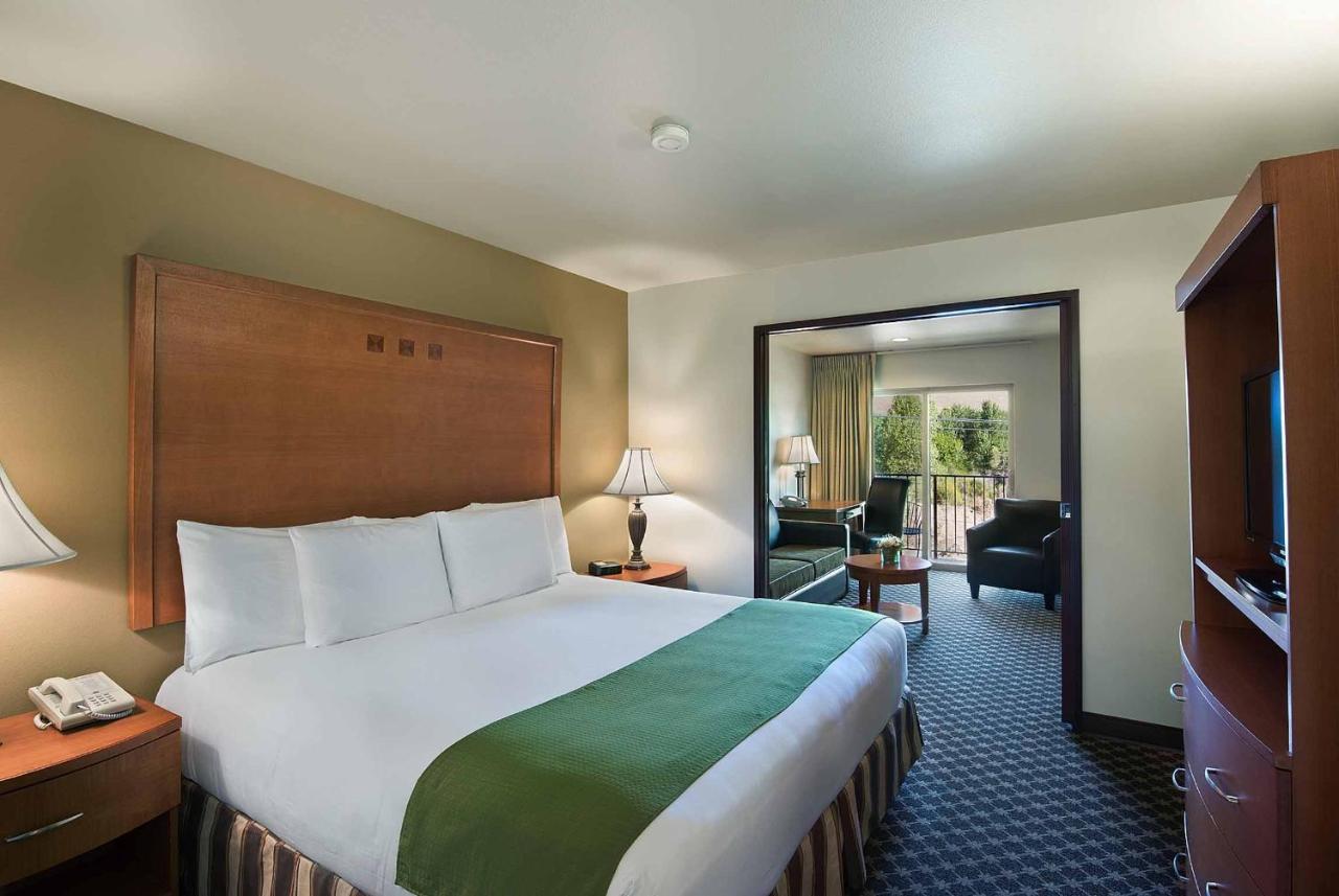 River View Executive King Suite at Oxford Suites Yakima