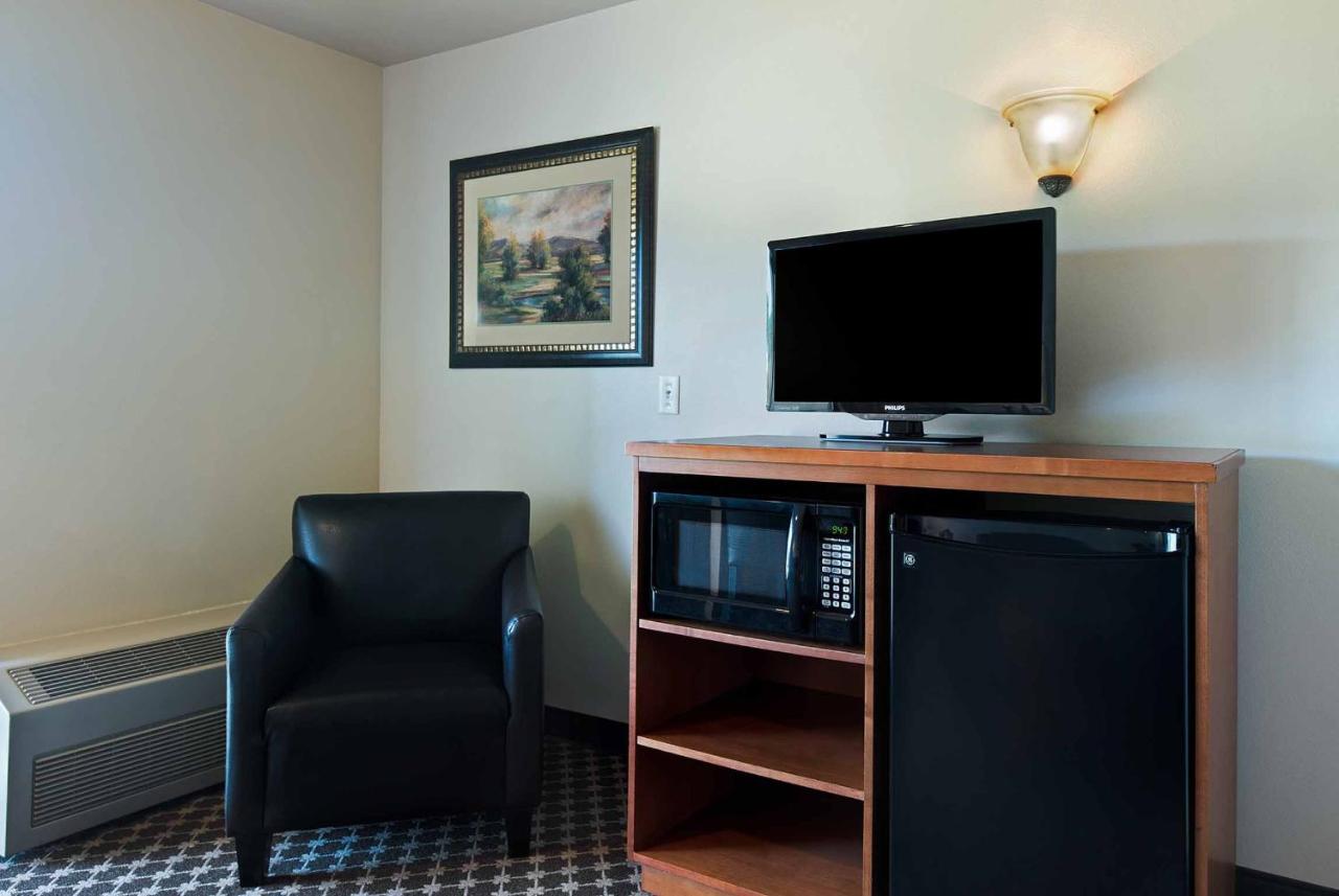 Executive King Suite at Oxford Suites Yakima