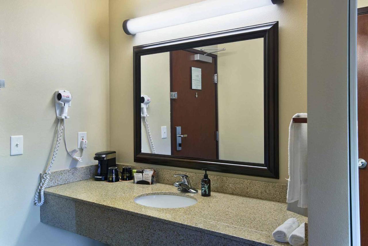 River View King Suite at Oxford Suites Yakima