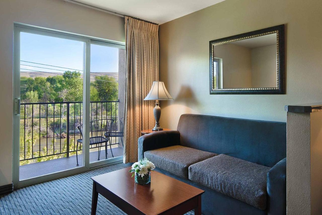 River View King Suite at Oxford Suites Yakima