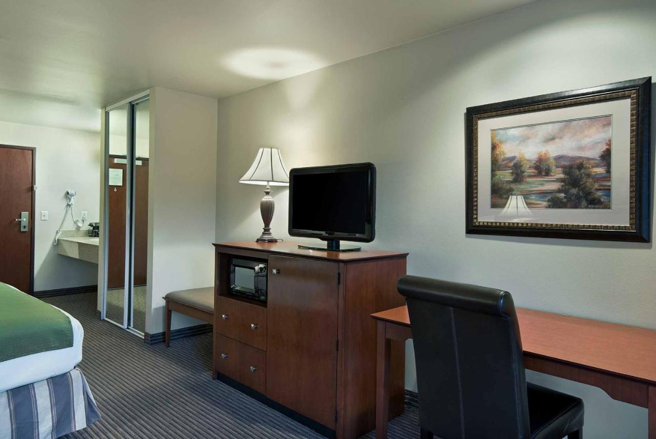 River View King Suite at Oxford Suites Yakima