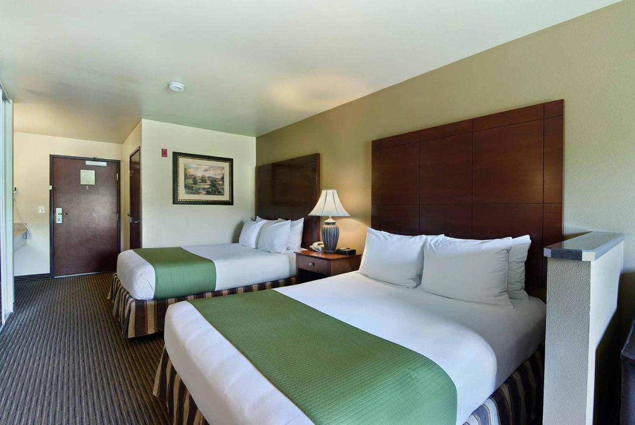 2 Queen Suite at Oxford Suites Yakima