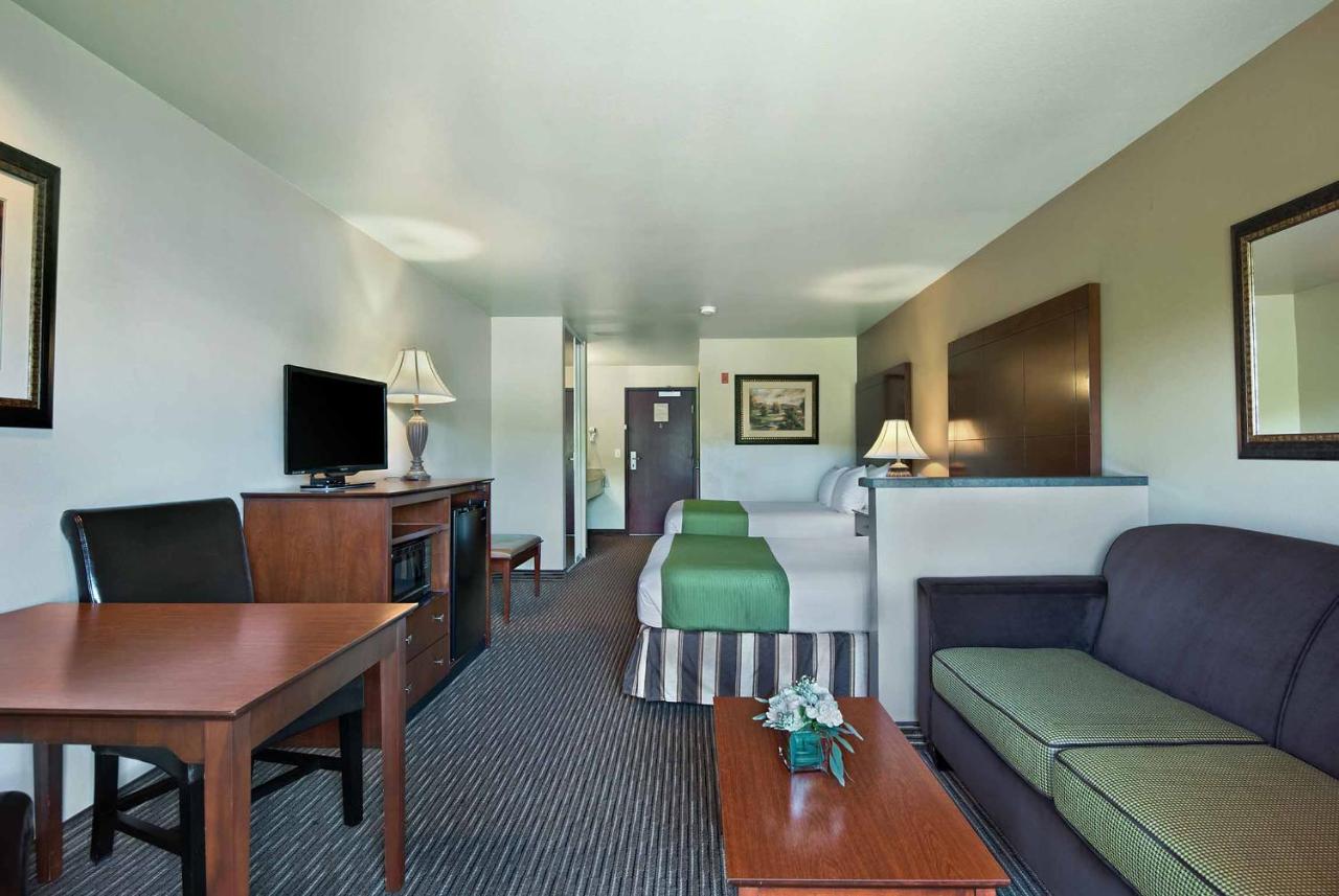River View 2 Queen Suite at Oxford Suites Yakima