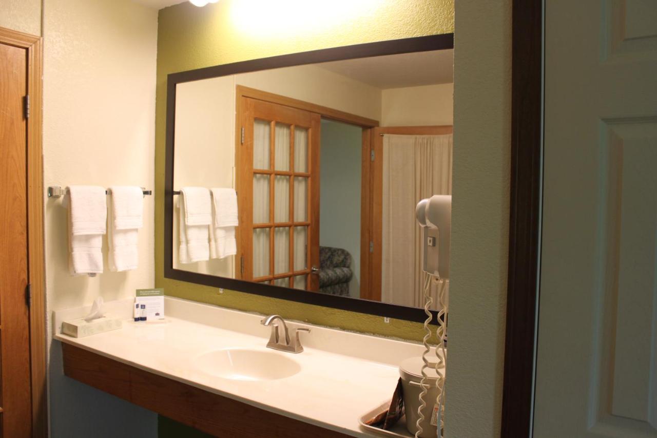 One-Bedroom Queen Suite - Non-Smoking at AmericInn by Wyndham West Burlington