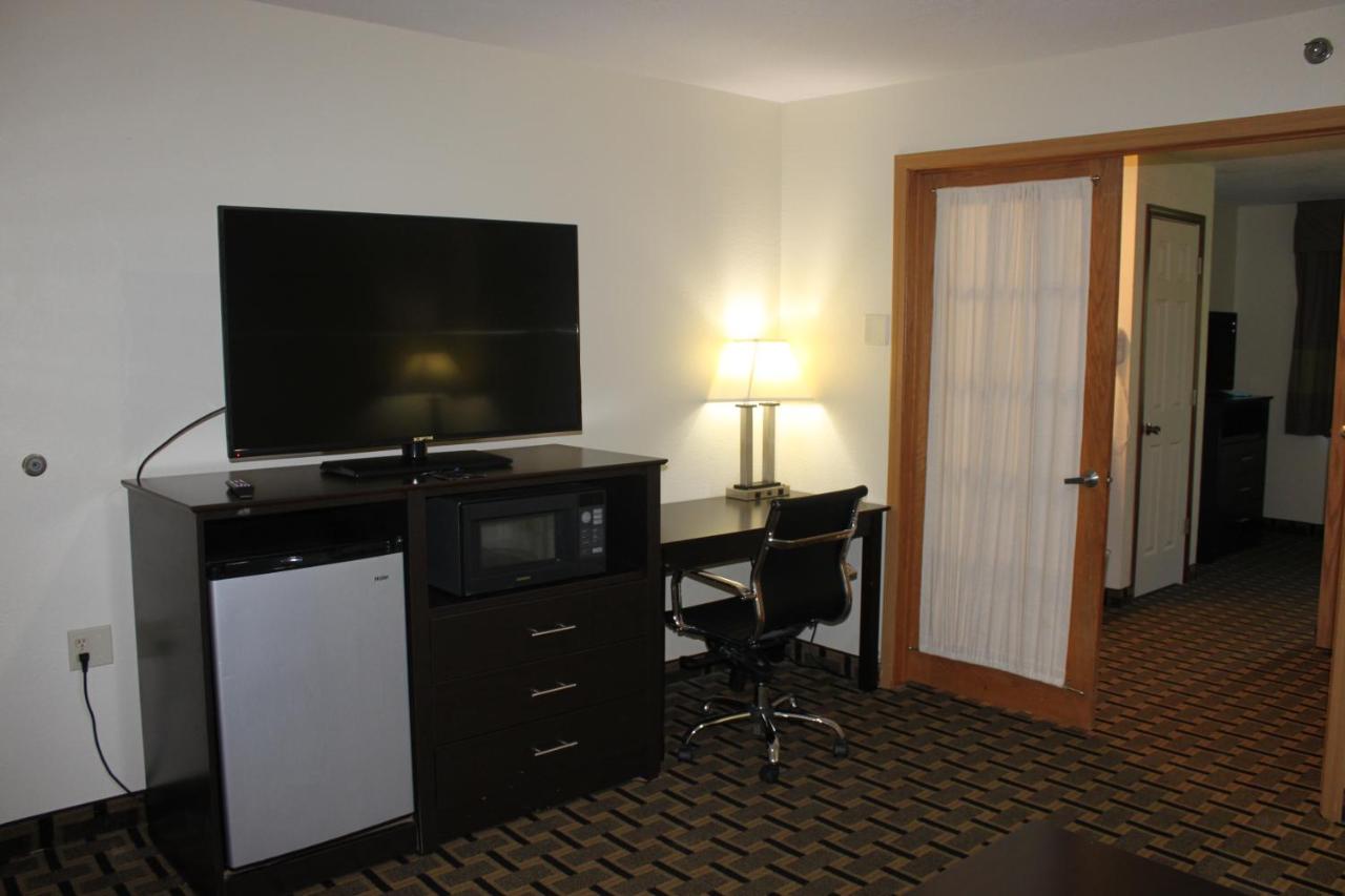 One-Bedroom Queen Suite - Non-Smoking at AmericInn by Wyndham West Burlington