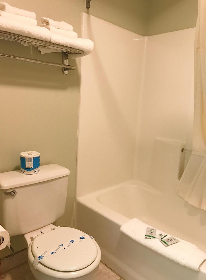 Queen Room with Two Queen Beds at Bay City Inn