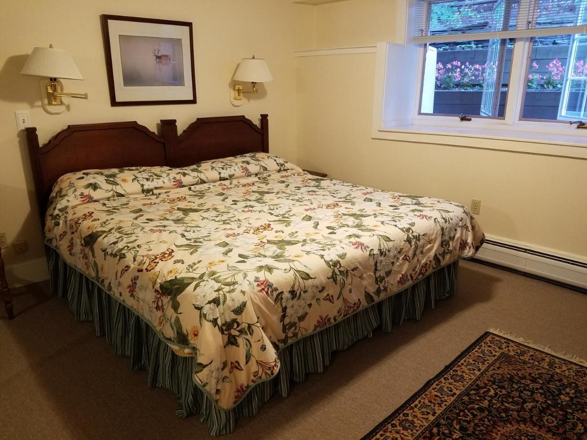 Deluxe King Room at 1860 House Inn and Vacation Rental Home