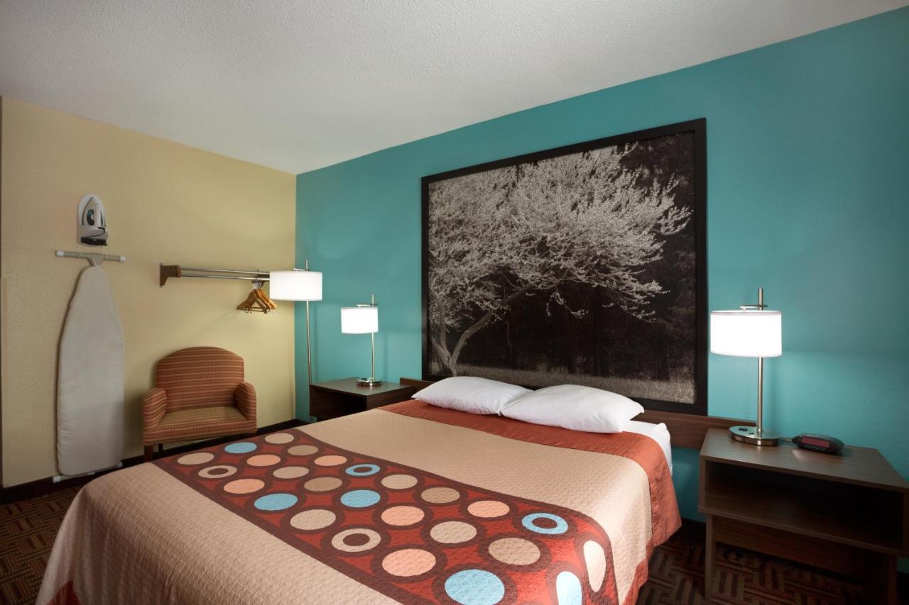 Queen Room - Mobility Access/Non-Smoking at Super 8 by Wyndham Mt. Vernon IL