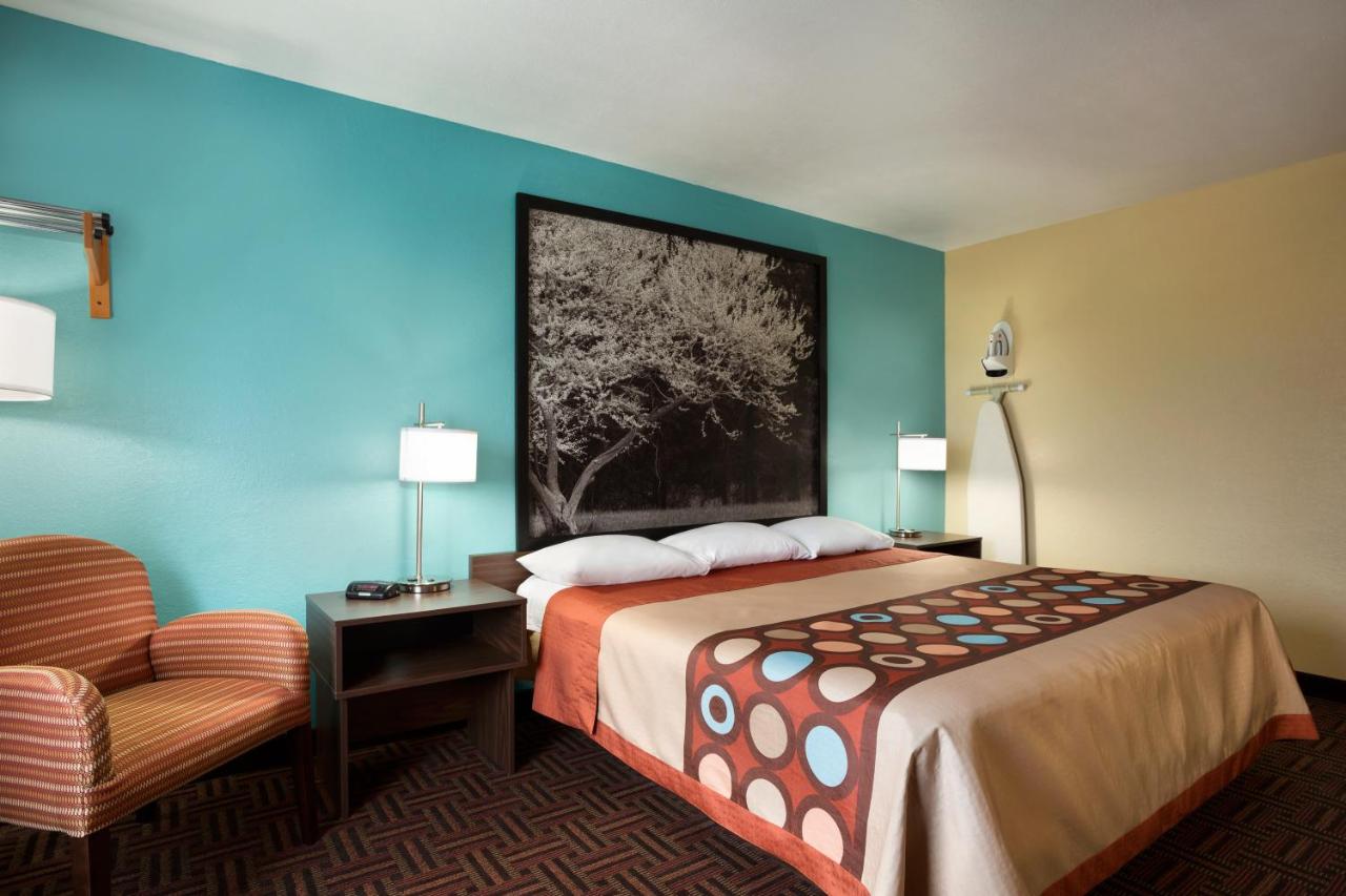 Queen Room - Mobility Access/Non-Smoking at Super 8 by Wyndham Mt. Vernon IL