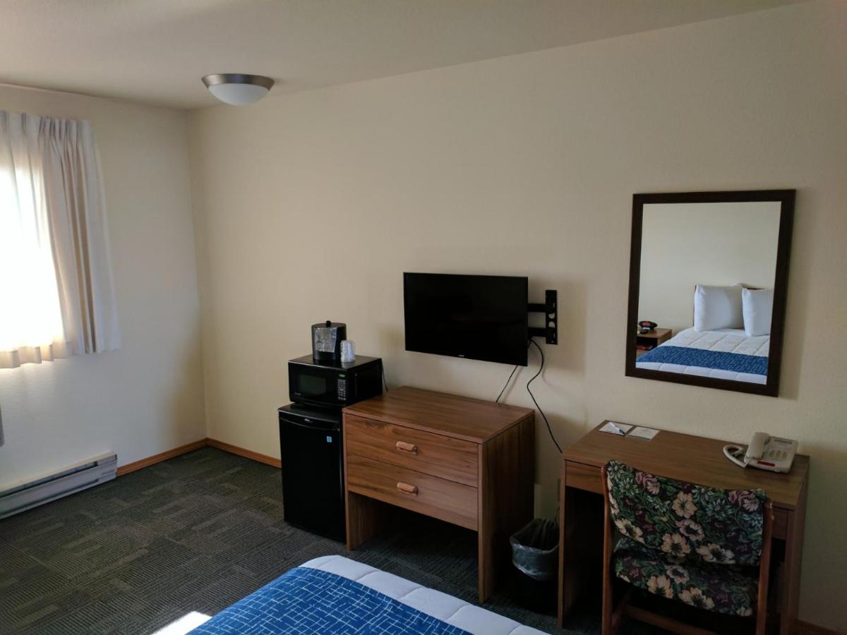 Queen Room - Mobility Access/Non-Smoking at Travelodge by Wyndham Three Forks