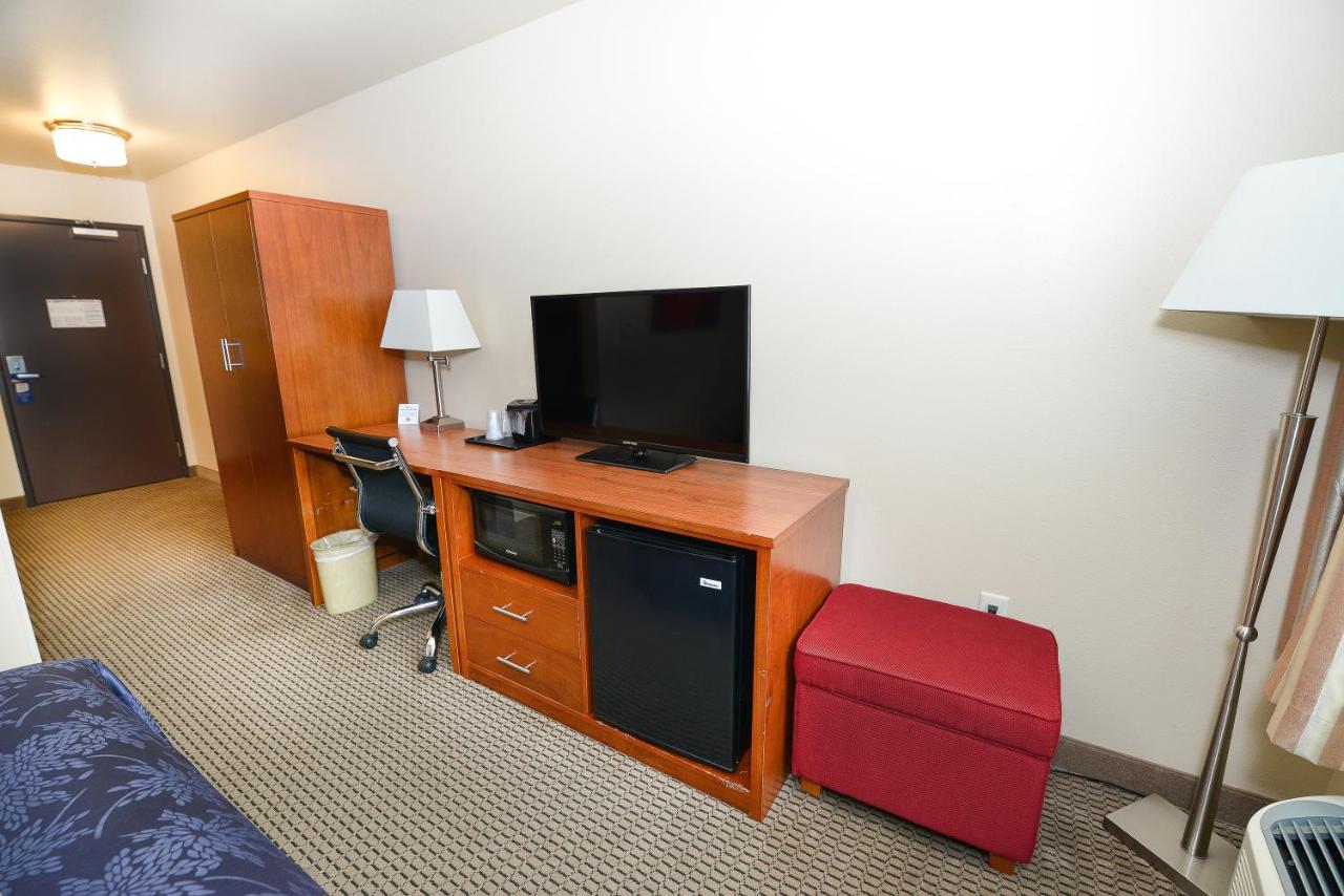 Queen Room - Non-Smoking at Baymont by Wyndham Grand Forks