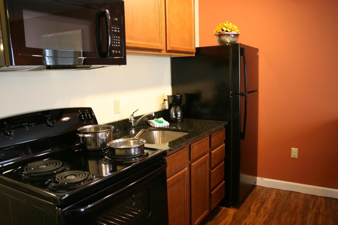 King Suite at Affordable Suites Mooresville LakeNorman