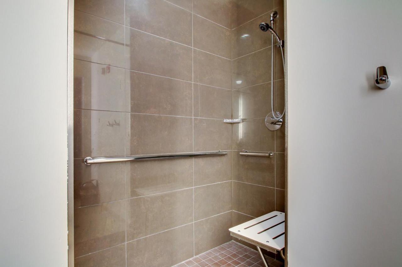 King Suite with Bathtub - Disability Access at Hyatt House Chicago/Evanston