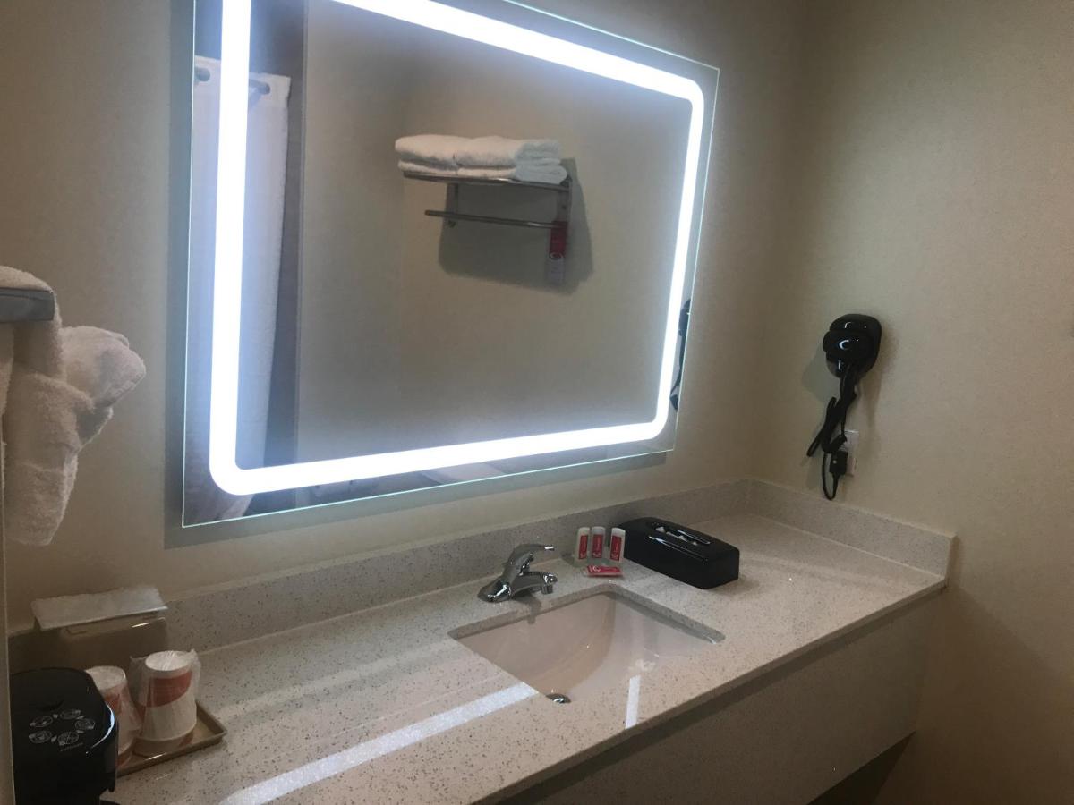 King Suite at Red Star Inn & Suites