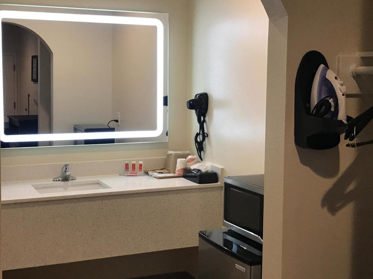 King Suite at Red Star Inn & Suites