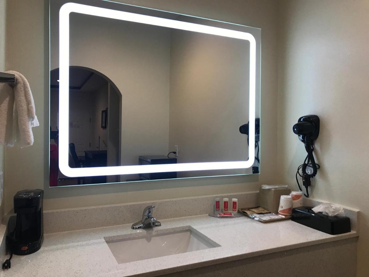 King Suite at Red Star Inn & Suites