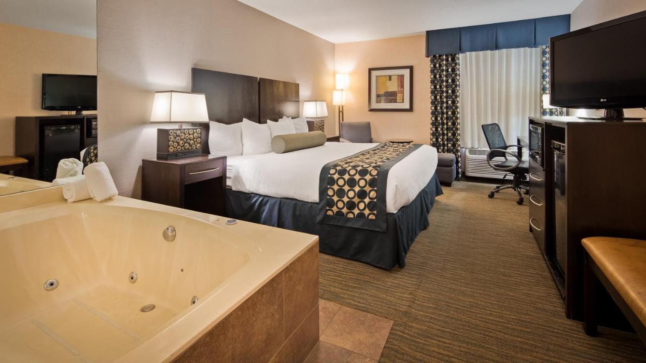 Deluxe King Room with Hot Tub - Non-Smoking at Best Western Plus Coldwater Hotel