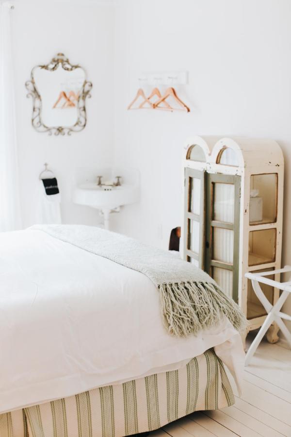 Queen Room with Shared Bathroom at Chebeague Island Inn