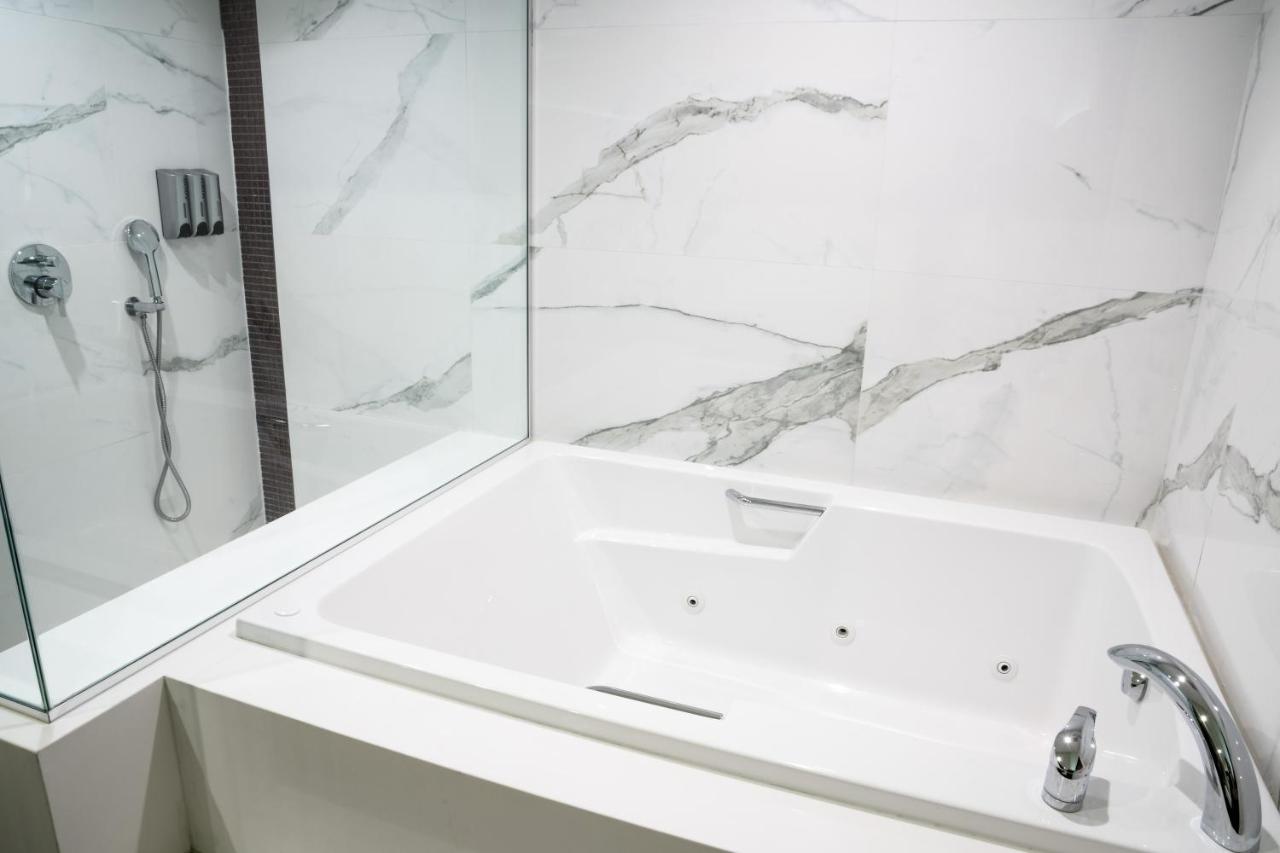 Deluxe King Suite at Hotel Xilo Glendale