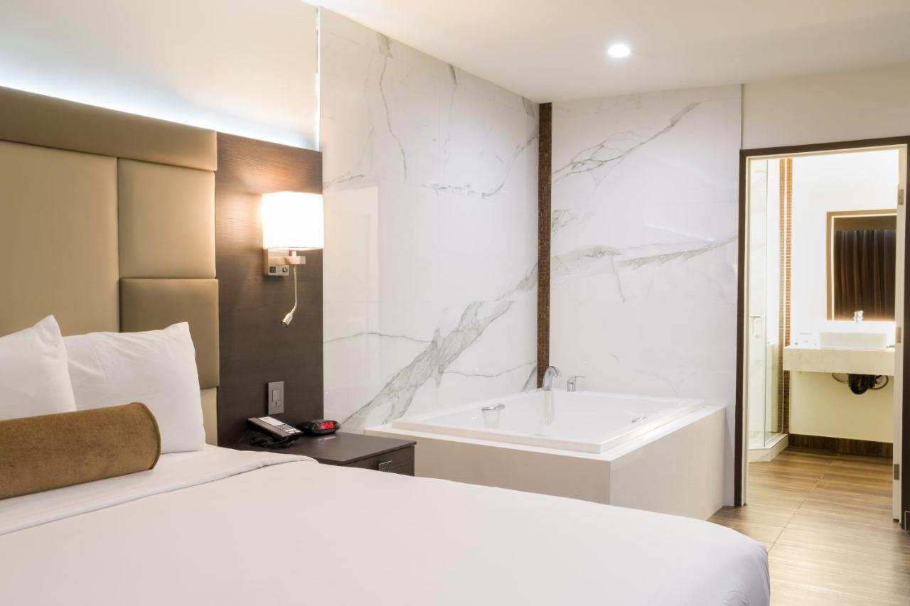 Deluxe King Suite at Hotel Xilo Glendale