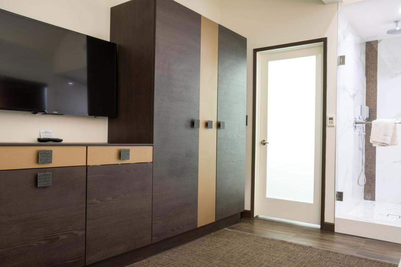Deluxe King Suite at Hotel Xilo Glendale